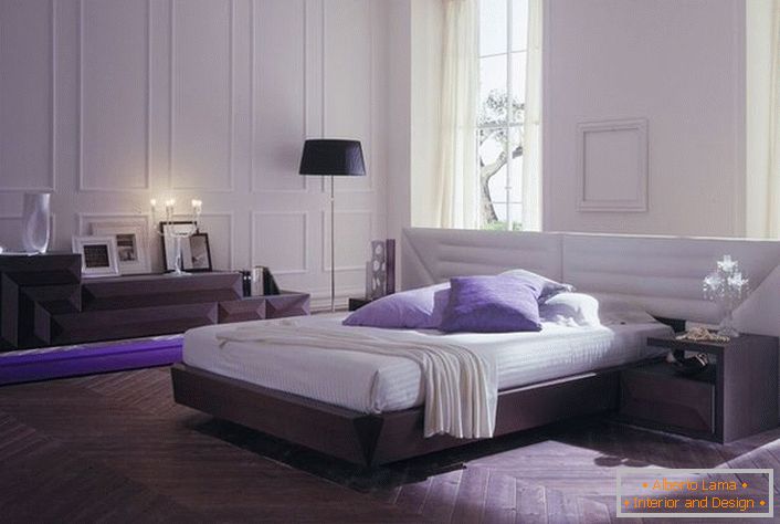 Minimalistična soba je opremljena z modularnim pohištvom. Pravilno izbrana svetloba naredi prostor romantičen in prijeten.