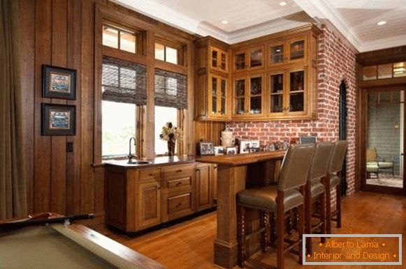 Kuhinjsko pohištvo z opečnim zidom in leseno oblogo