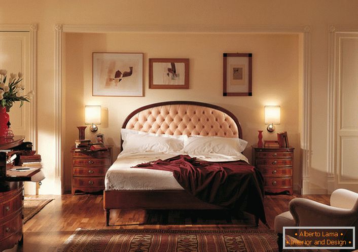 Plemeniti angleški slog v spalnici je privlačen in skromen. V središču pozornosti je postelja v visoki glavi, ki je obdana z mehko svetlo beige krpo.