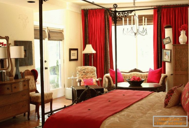 tradicionalni-master-spalnica-pohištvo-z-rdeče-zavese-starinsko-ogledalo-in-mize-edinstveno-ploščice-tla-najbolje-svetlo-rumeno-steno-barvanje-barve-lounge-stoli-classic- oblikovalske ideje
