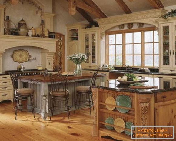 Klasični slog starega sveta v notranjosti kuhinje