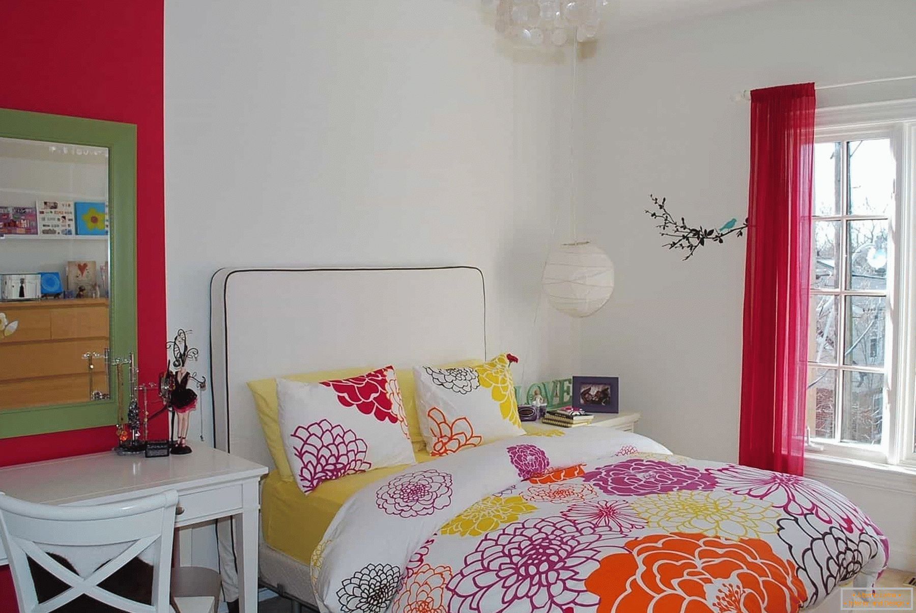 V beli sobi najstniškega dekleta - obarvanih postelj in dekor elementov
