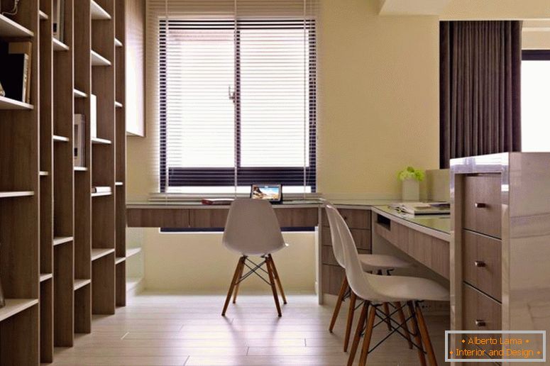 lep izgled-design-office-interior-ideje-smetana-zidna barva-barva-l-oblika-računalniška miza-lesena-velik-skladiščenje-stojala-skrinjica-stekla-okna-s-žaluzije- belo-sivo-rjava-laminirana