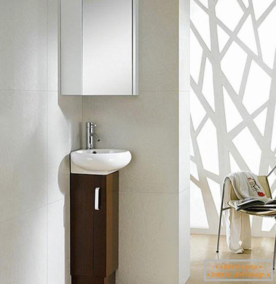 Minimalistična mizica v oblikovanju majhne kopalnice