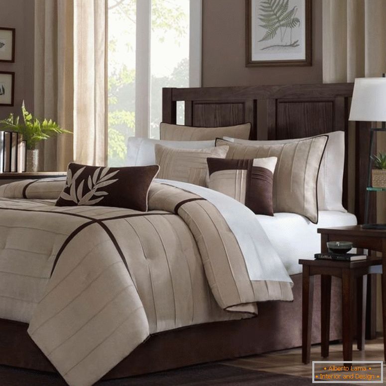 kompaktna-spalnica-okrasne-ideje-rjave-in-smetane-vezane plošče-alarmne ure-svetilke-rjavi-kaligari-rustikalna guma