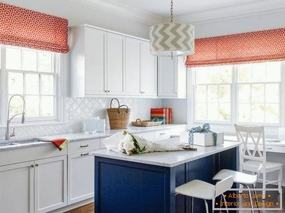 Rdeče zavese na kuhinji v rustikalnem slogu