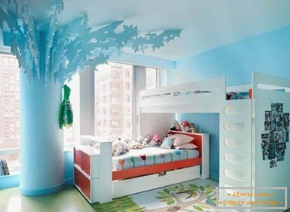 Dvonadstropna postelja in drevo v sobi za dekleta