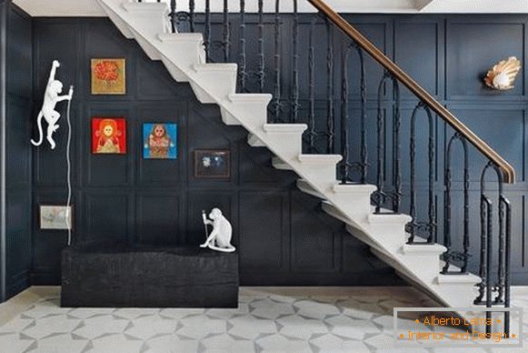 Elegantne stopnice v drugo nadstropje v zasebni hiši - fotografija v notranjosti