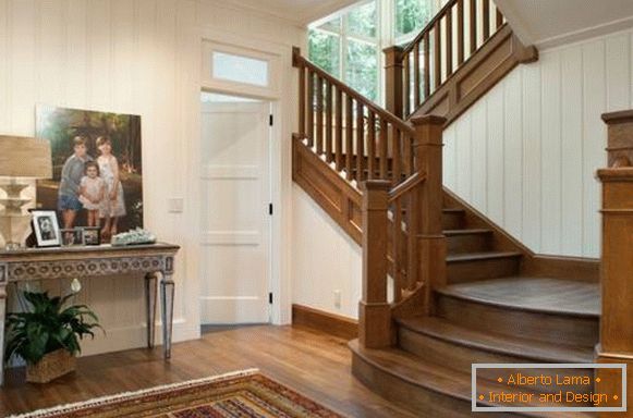 Dvorana z lesenim stopniščem v zasebni hiši - fotografija