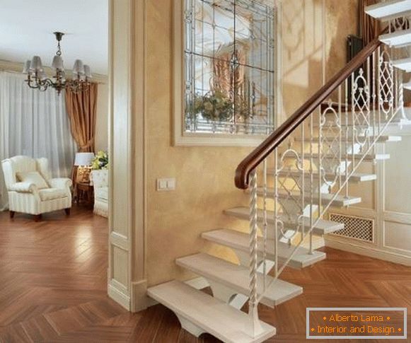 Kovinske stopnice v zasebni hiši s ponarejenimi tirnicami