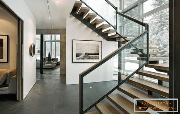 Kovinske stopnice v hiši v drugem nadstropju - fotografija