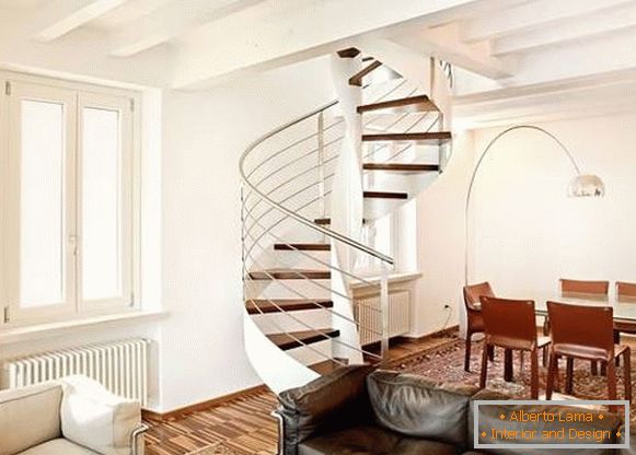 Spiralno stopnišče v zasebni hiši iz lesa in kovine