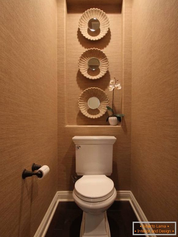 Toalet z nišo za dekoracijo