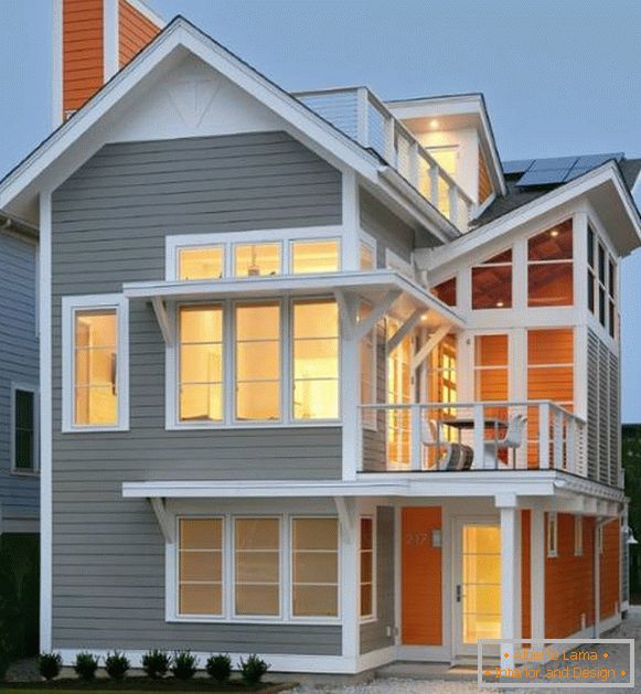 Moderna fasada zasebne hiše v sivi in ​​oranžni barvi