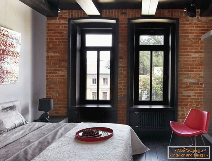 Uspešna kombinacija klasičnih barv - bela, rdeča, črna v notranjosti spalnice v stropu.