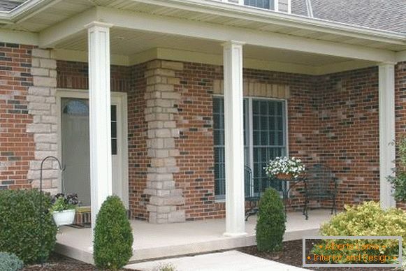 Preprosta minimalistična izvedba betona na verandi