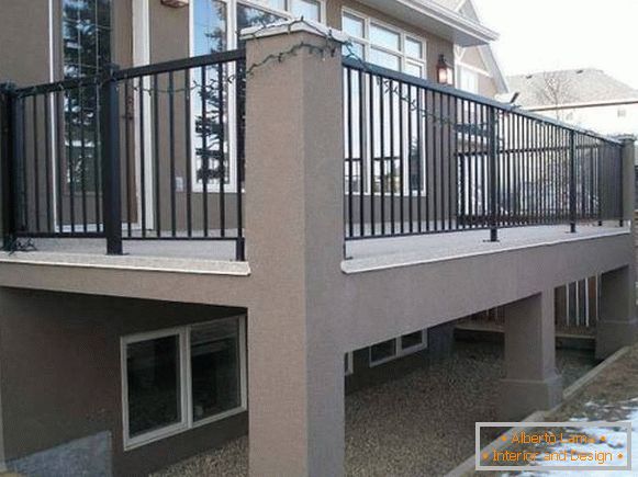 Viseči verande iz betona s kovinskimi ročaji