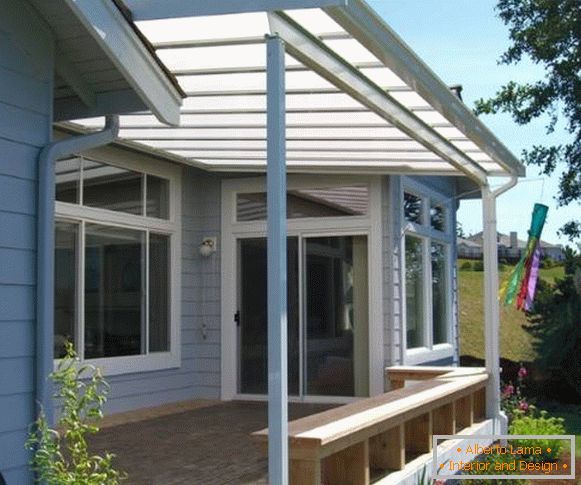 Mala veranda s tkanino iz polikarbonata in klopjo