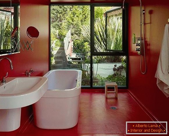 Variante barvanja sten v stanovanju - rdeče barve v kopalnici