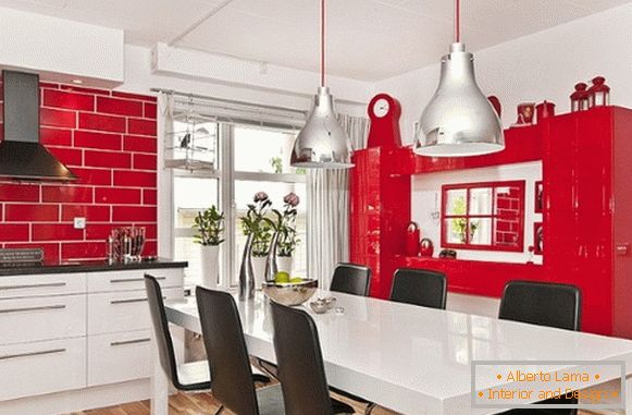 Kuhinja je rdeča z belim fotografijo 14