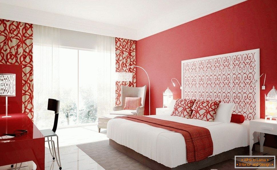 Bela pohištvo v spalnici z rdečimi stenami