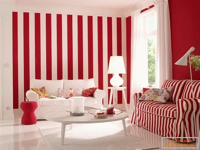 Striped ozadje in kavč v dnevni sobi