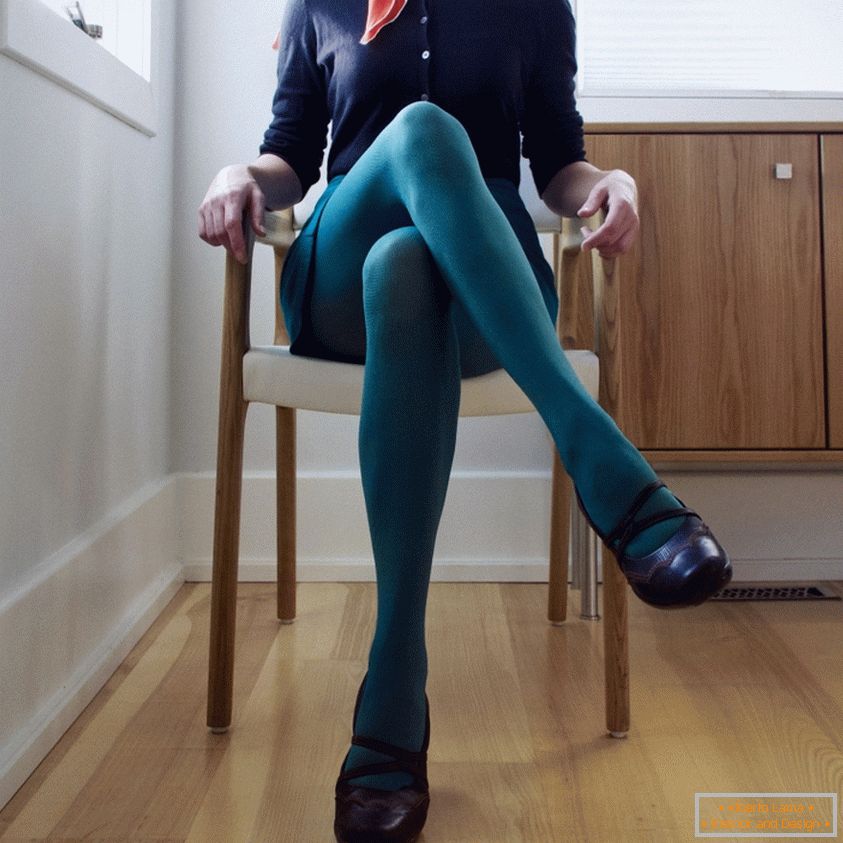 Avtoportret Lori Andrews v zelenih nogavicah