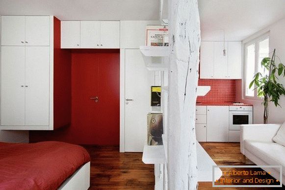 Ustvarjalna notranjost apartmaja v rdeči barvi