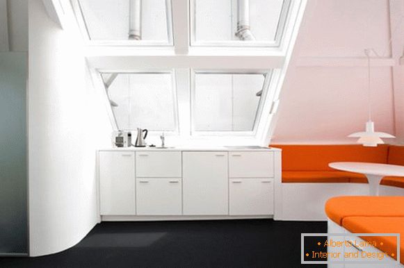 Ustvarjalna notranjost apartmaja v oranžni barvi
