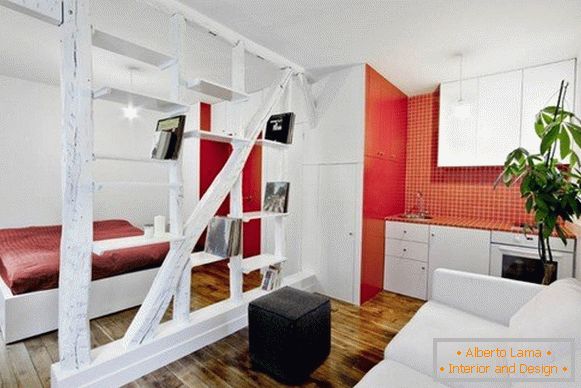 Ustvarjalna notranjost apartmaja v rdeči barvi