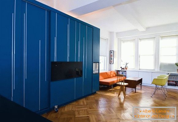 Ustvarjalna notranjost apartmaja v modri barvi