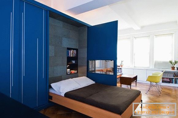 Ustvarjalna notranjost apartmaja v modri barvi