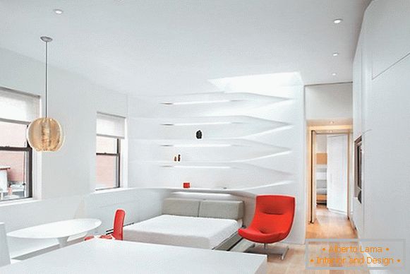 Ustvarjalna notranjost apartmaja v beli barvi