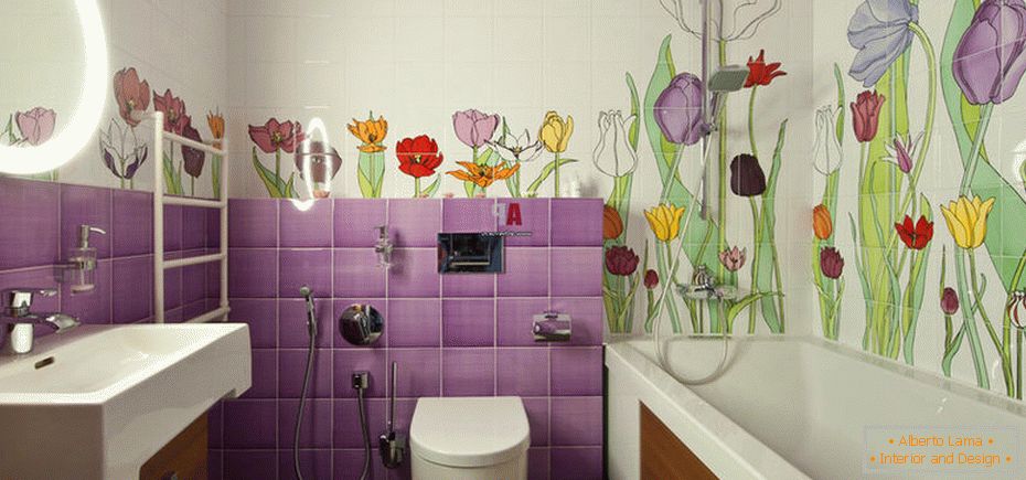 Tile s cvetličnim vzorcem v kopalnici