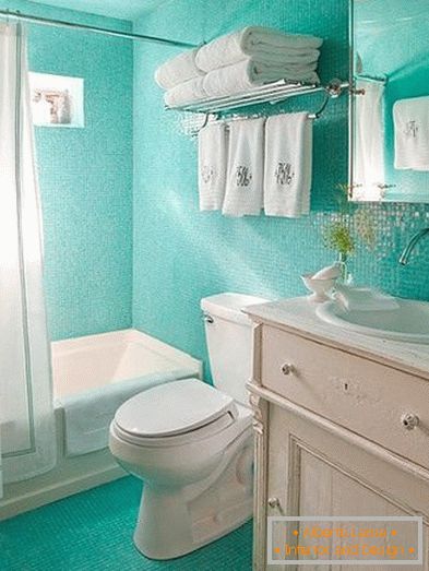 Turquoise mozaik v kopalnici