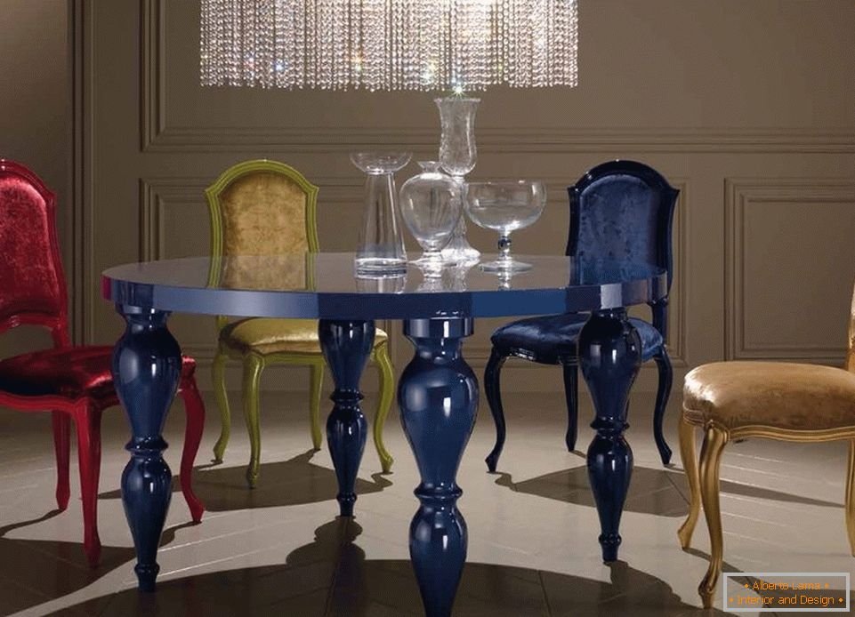 Modra okrogla miza v notranjosti