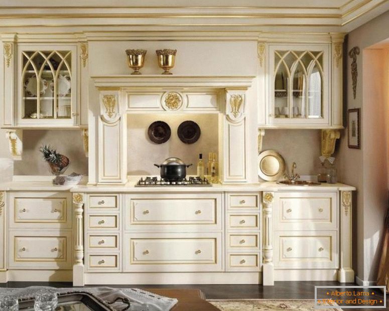klasično-belo-zlato-leseno-omaro-za-kuhinjo-zasnova zavese-steklo-okno-kota razsvetljava-nad-štedilnik-kot-rjavo-cvetni-tepih-na-temni-leseni-tla-jpg