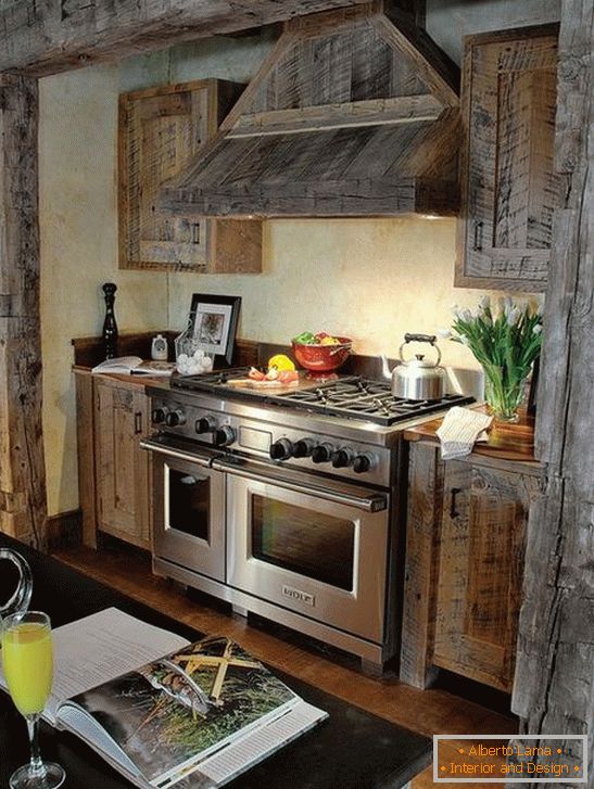 Kuhinja iz lesa v sivih tonih