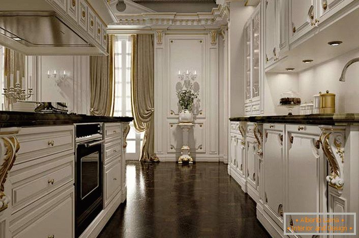 Plemenita notranjost kuhinje v belih in zlatih barvah priča o dobrem okusu lastnika hiše. 