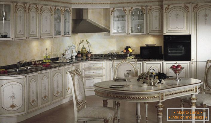 Vgrajena tehnika naredi notranjost kuhinje v baročnem slogu.