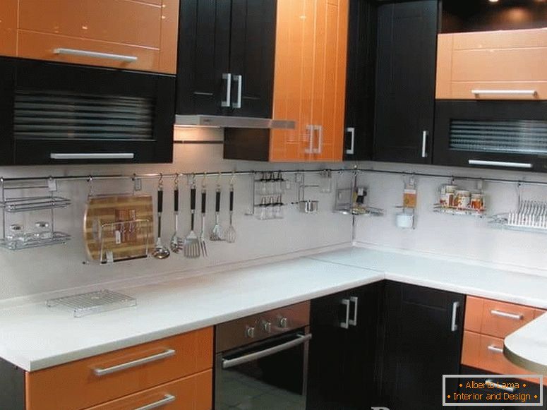 Kombinacija oranžne barve z barvo Wenge v kotni kuhinji