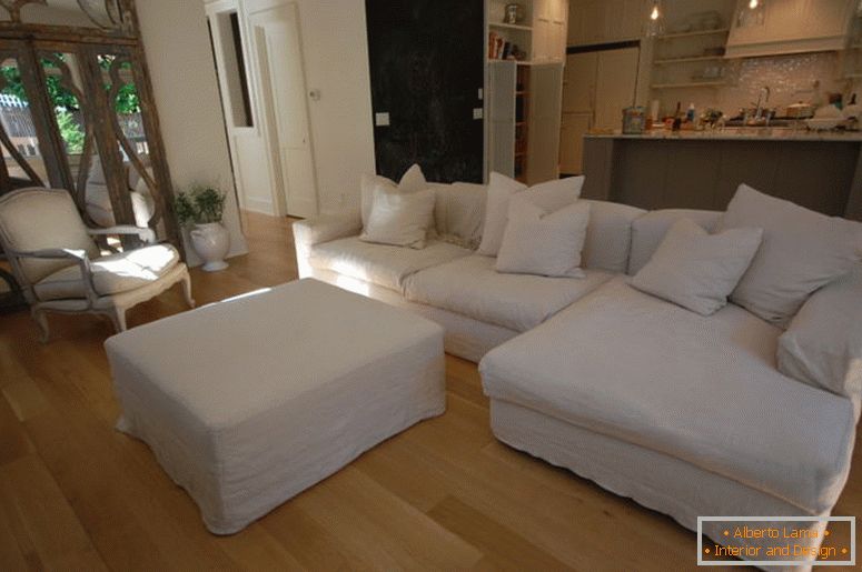 pohištvo-notranja dekoracija-klasična-bela-zofe-z-blazine-in-miza-skupaj-z-leseni-tla-in-odprta-kuhinja-načrt-za-navdihujoč-dnevna soba-design-ideje-udobno- moderno-kavč z mehko-le