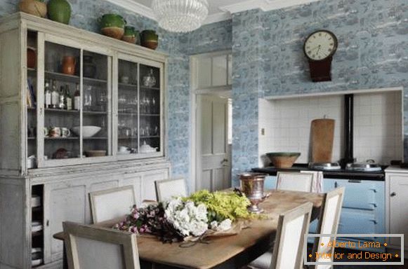 Vintage kuhinja v rustikalnem slogu - fotografija s omarico in ozadje