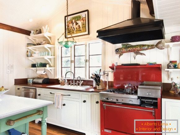 Rdeči štedilnik v kuhinji v slogu Provence