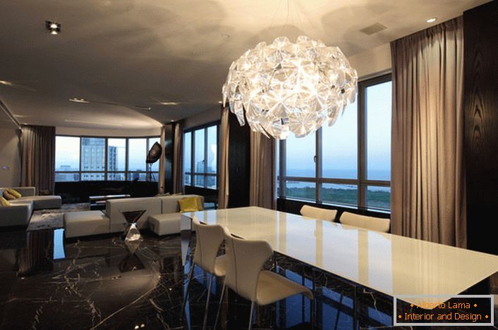 Masiven lestenec za dnevno sobo v visokotehnološkem stilu daje dovolj svetlobe. Futuristična zasnova - elegantna rešitev za notranjost.