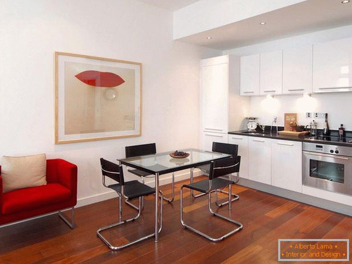 Elegantna kuhinja z rdečimi naglasi. Minimalistični slog je možnost izbire za oblikovanje studio apartmajev. 
