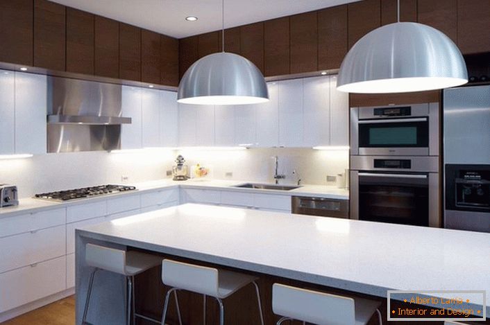 Dizajn rešitev v slogu minimalizma za prostorno, svetlo kuhinjo. 