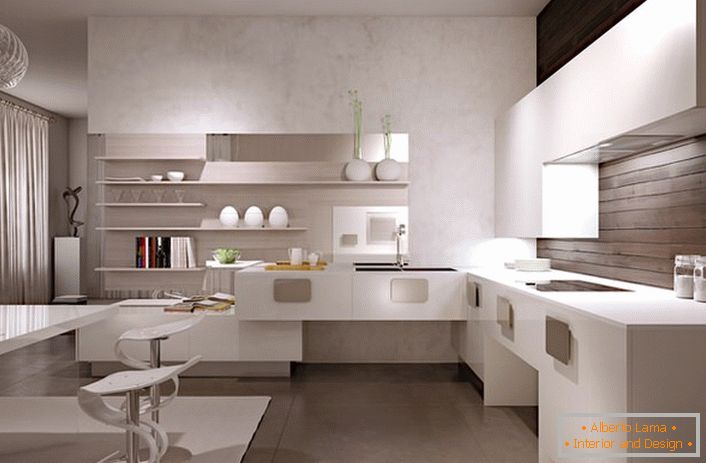 Minimalistična notranjost kuhinje v beli barvi je harmonično kombinirana z lesenim dekoracijskim zidom nad delovno površino.