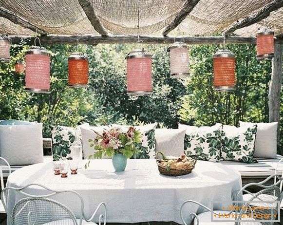 Okrasne dekoracije v poletni kuhinji z verando, foto 4
