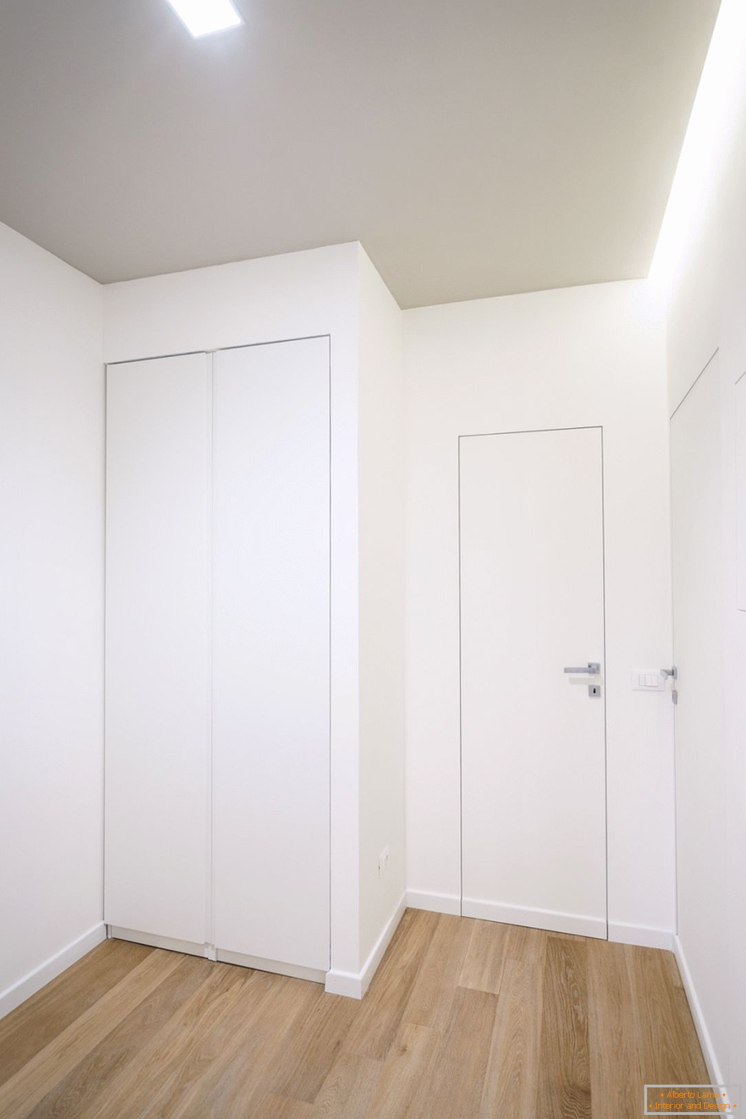 Koridor v beli barvi
